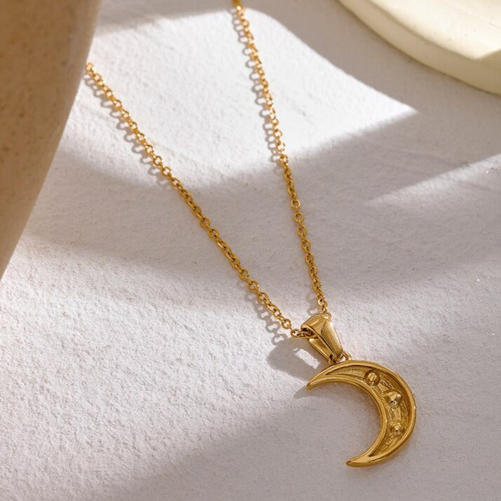 Naive Moon Necklace